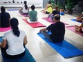 PROTOCOLOS PARA INGRESAR A UNA CLASE DE YOGA. Hay algo que considero pertinente publicar, y son los pro para una clase de yoga, tan necesarios para respetarnos y respetar a los demás alumnos/practicante y al instructor. Si usted va por primera vez a una clase de yoga, tenga en cuenta los siguientes aspectos, y apliquelos siempre:  🕉️ Sea puntual, es la primera señal de disciplina. La impuntualidad considero que es una falta de respeto a quienes si lo son, porque quiere decir que estamos disponiendo arbitrariamente del tiempo de los demás. 🕉️ Si ya no le fue posible ser puntual, porque se le presentó un percance (a todos nos pasa en algún momento) entre a la clase de la manera más discreta posible, sobre todo al extender su esterilla o tapete, casi siempre la clase inicia con meditación o respiración, cualquier sonido distrae a los demás. 🕉️ Para asistir a una clase, procure no usar perfumes o cremas con olores fuertes, recuerde que gran parte de la clase se trata de respiración, y hay olores artificiales que irritan las vías respiratorias y alteran el sistema nervioso central. 🕉️ No interrupa a la instructora/instructor; no hable con su vecino y sin importar su nivel de práctica no corrija o dirija a quién tiene a su lado cuando considere que está haciendo mal una postura (āsana). 🕉️ Ponga su celular en silencio, preferiblemente no ingrese el dispositivo a la shala, recuerde que con una práctica de yoga buscamos desconectarnos del mundo exterior. 🕉️ Al retirarse de la shala, hagalo de la manera más discreta posible, recuerde que las otras personas tal vez aún se encuentran en shavasana, no es justo interrumpir su meditación. 🕉️ Antes de ingresar a la sala retirese el calzado NIYAMA - SAUCHA. El espacio de práctica es una área en la cual se transforman y depuran energías, por lo cual debe estar limpio, libre de polvo, piedras o tierra, además que no sólo los pies tocarán el piso, también partes de su cuerpo   👉 siguen en los comentarios