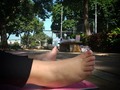 LOS PIES, tan subvalorados como importantes. En la práctica de yoga los pies tienen toda la relevancia puesto que gracias a ellos logramos la firmeza del cuerpo sobre la tierra; sin embargo la mayoría de la gente no le da la importancia que necesitan por desconocer que son un principio anatómico. . Aunque no te gusten tus pies, te suden o te de cosa pisar el tapete (de ahí lo recomendable de tener uno propio, por cierto), no hay ni un solo estilo de yoga que no se practique descalzo. Quitarse los zapatos antes de entrar en la sala de yoga es una cuestión de respeto y una regla básica en cualquier sala de yoga que garantiza que el espacio esté limpio, libre de polvo, tierra o piedras con los que los practicantes podrían ensuciarse, además, vuelve más intensa la experiencia sensorial a la hora de afianzar la atención plena hacia los estímulos externos. . Aquí 5 razones para entrar descalzos a la sala de yoga: . ☝ Limpieza y seguridad. SAUCHA. Un principio filosófico del Yoga que hace parte de los Niyamas, que consiste en la higiene del practicante. ☝ Solemnidad y respeto por la sala. Es un lugar sagrado donde se potencializa la espiritualidad, por lo tanto merece ser honrado manteniendolo limpio y libre de impurezas.  ☝ Tus pies se fortalecen y estiran, permitiendo moverlos también en total libertad.  ☝ Mayor estabilidad y alineación, practicar descalzos permite una mejor alineación corporal.  ☝ Mayor agarre, practicar descalzo te proporcionará mucha más seguridad, estabilidad y agarre sobre la tapete, evitando lesionarte por una posible caída. . Descalzarte te hará sentir liberado desde que entres en la sala de yoga. A través de la planta de tus pies sentirás las posturas y presionarás suavemente los montones de “puntos de acupuntura” que hay en ellas, ayudándote a mejorar el malestar físico y emocional (dormirás mejor, reducirás dolores de cabeza y espalda). Y si quieres que te hable de “la parte espiritual”, practicar yoga descalzo te hará conectar con la Tierra y cargarte de energía. Ah!! Y por lo anterior, descargarás la estática o esa energía que se asume por el contacto permanente con dispositivos. Así que ya sabes 👉 sigue en los comentarios...