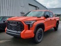 Toyota Tundra TRD PRO Año 2023 Ubicación #caracas disponibilidad inmediata   Por el frente, la parrilla delantera de la TRD Pro es inconfundible. Inspirada en el legado "TOYOTA", te muestra que no le teme a nada. Además, tiene una barra de faros LED integrados en su centro, luces indicadoras y de camuflaje técnico en el exterior para mostrar su capacidad por todos lados.   Pesa 2.7 toneladas, mide 5.93m de larga, su tanque de combustible es de 122 litros Cuenta con dos motores, uno a gasolina V6 3.5L, que en conjunto con el motor eléctrico nos entrega 437hp y 583 libras pie de toque y se conecta a una transmisión automática de 10 velocidades. Traccion 4X4
