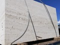 Il travertino italiano da sempre è considerato materiale storico. Un fondo beige con striature chiare che lo caratterizzano e che creano profondità. Possibili realizzazioni: pavimenti e rivestimenti interni ed esterni, scale, tavoli, lavelli, piani cucina, piatti doccia. Finiture: lucidato, levigato, spazzolato, sabbiato, bocciardato.  SALEMCA CORP USA 🇺🇸 #cladding #salemca #buildingmaterials #decoration #interiors #walls #architecture #construction #interiordesign #marmomacc #interiorarchitecture #flexiblestone #homerenovation #homeremodeling #piedraflexible #stoneveneersheets #stoneveneer #florida #coating #architecs #claddingmaterial #generalcontractor #constructionprojectmanagment #architectureproject #architecturalengineering #thinstone #marmolerias #flexiblestoneveneer #usa #chicago