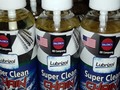 El aceite SALEMCA OIL COMPANY para lubricar cadenas de motos es un lubricante especialmente diseñado para engrasar y proteger la cadena de la moto contra la fricción y la corrosión, lo que aumenta su vida útil. Según la revista digital Motociclismo (2018), se recomienda lubricar la cadena de la moto cada 1.000 kilómetros para su correcto mantenimiento. El aceite para lubricar cadenas de motos se aplica en seis pasos, . Es importante destacar que no se deben utilizar aceites multiusos ni aceite de motor y mucho menos vela de cebo para lubricar la cadena de la moto, ya que pueden dañarla y acelerar su desgaste  Una cadena en buen estado contribuye al funcionamiento óptimo de tu moto. Aprender a limpiar y lubricar la cadena de tu moto ayuda a mantener los engranajes en excelente estado. Además, te ahorrará tiempo y recursos en el futuro.  El trabajo de la cadena de tu moto es llevar la potencia del motor hacia las ruedas. De este modo, las ruedas mueven tu motocicleta mientras disfrutas del viaje. El lubricante para cadena de moto se utiliza para engrasar la cadena. También evita la corrosión de la cadena, lo que aumenta su vida útil.  Aplica el lubricante SALEMCA OIL COMPANY para cadena de moto en 6 pasos Para engrasar correctamente la cadena de tu moto sigue estos pasos:  Por la seguridad de tus dedos la moto debe estar apagada. Utiliza un espray limpiador de cadenas o querosene para eliminar toda la suciedad que se haya acumulado producto de su uso. Si tu moto tiene caballete central, súbela en él. Si solo tiene la pata de cabra, es recomendable que le coloques un caballete trasero. Lo importante es lograr que la moto esté estable. Toma el lubricante SALEMCA OIL COMPANY para cadena de moto con una mano y con la otra gira la rueda trasera mientras lo aplicas en la cadena. Aplica EL ACEITE SALEMCA OIL COMPANY utilizando un espray apuntando al interior de la cadena. Con un trapo seco limpia los restos de lubricante para cadena de moto que hayan salpicado fuera de la cadena.  El engranaje de las cadenas de motos puede ser de O, X o Z. EL ACEITE SALEMCA OIL COMPANY puede ser utilizado para cualquiera de estos engranajes independientemente del tipo de moto. Ahora