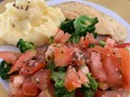 Si estás comiendo sano?? •Pollo a la plancha •puré de papas con semillas •ensalada de brócoli, tomate y semillas de linaza, cañamo y chia.  @saludyvidaslns