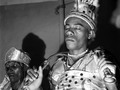 Òrisà Wà Láyé Ni Àyè Mi!  ¡La divinidad está viva en mi vida! ¡Orisha está viva en mi vida! No es sólo en el momento de bailar en el salón llé que el Orisha está presente, es energía que está presente incluso cuando estás durmiendo, cuando hablas, cuando piensas, cuando respiras, cuando cruzas la calle. Orisha te mantiene presente en tu vida, así que agradece y alaba!! Foto Pierre Verger Quien conoce al autor del texto, me avisan para dar crédito. Para #candomblé #oxossi #ketu Nochevieja #adupé #kolofé  repost by @iyalodeloja