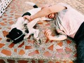 Esta foto parece un amoroso abrazo perruno ❤ pero realmente estamos jugando a nuestro juego favorito 💪👊🖖 LLIDACUQOM (Lucha Libre Implacable De Amor Con Uno Que Otro Mordisco)  #ilovemydog #puppiesofinstagram #VoyPorElCinturonDeOro