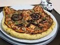 pizza veggie 🍕 - 😺🍄🥦🍅 #pizza #gato #cats #veganfood #delicious