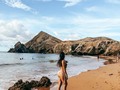 💦VALORAR EL AGUA💚ACCIONES PARA LLEVAR A CABO  Después de que viajas a la guajira no vuelves siendo el mismo.   ¿En verdad con un balde de agua voy a sobrevivir dos días?  Necesito bañarme, lavarme el cabello, quitarme la sal, lavarme los dientes, entrar al baño, tomar agua y bueno no sabes cómo, pero como sea hiciste rendir esa agua potable que te llevaste   Si podemos hacer eso ¿por qué en nuestras casas derrochamos tanta agua?  En la Guajira si tu ducha tiene agua no te hagas ilusiones es agüita con sal 😅  Estas son acciones que hacemos en casa para ahorrar agua⬇️  1️⃣Recoger agua de lluvias, sacamos todos los baldes que tenemos y usamos el agua de lluvia para oficios de la casa.  2️⃣Sacamos el agua que suelta la lavadora y también la utilizamos para lavar cosas de la casa (El agua del enjuague final no debe contener detergente o ser un detergente ecológico)  3️⃣No dejar la llave abierta mientras lavamos platos o los dientes.  4️⃣ Remoja y enjabona todo de una vez, sin tener la llave abierta y sólo ábrela para el enjuague final.  📍La Guajira, Playa dorada. Cabo de la vela   #guajira #concienciadelagua💧🍃 #unapandaviajera #cabodelavela #visitomisparquesnaturales #playa #mar #vivirsimple #corazonazul💙 #viajarlocambiatodo #viajaporcolombia #colombiaoculta #colombiaesincreible