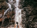 CASCADA LA SORPRESA ✨🐼    Cuando logras escuchar el silencio, habrás aprendido el idioma del alma. ✨  De esos días en los que llueve mucho así encontré esta cascada, el sonido me llevo a ella 🐼 me dijo que había un tesoro ahí y aunque fueron varias veces buscándola un día por fin se llegó a ella 💚  #cascadascolombia #colombiaenfotografia #farallonesdecali #calicolombia #senderismo #montañas #womenhikers #vidaverde💚 #vivelavida #amor
