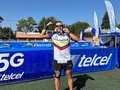 1:29:09⏱️ Mis primeros 21k en competencia y la tercera vez en correr esta distancia, hace mucho no competía de forma oficial y sin duda es de la mejores cosas que puede haber o por lo menos para mi, el calor de la gente, el reto personal y la adrenalina es algo indescriptible.  🏃‍♂️Sobre la carrera, demasiado tráfico al inicio lo cual hizo perder tiempo y también obliga a subir las pulsaciones empezando, se sintieron los +2k msnm, pero realmente me sentí bien de inicio a fin, manteniendo el ritmo y la rodilla respondiendo a pesar de estar curando una tendinitis que post carrera volví a sentir pero bueno a continuar la recuperación. Emocionado por la preparación para mi primer maratón y con ganas de mejorar marcas !!! Compitan que es rico 🦾 !!!!! Gracias por el apoyo a los que siempre han estado y @mariareneermz por estar ahí apoyar y acompañar siempre. Te amo ❤️ #running #challenge #run #mediamaraton