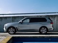 A magnet for excitement.  #BMWMrepost @martin_katler  BMW X7 M60i xDrive:  Fuel consumption in l/100 km (combined): 12.9-12.1 (WLTP);  CO2 emissions in g/km (combined): 292-274 (WLTP)   Further information:   Acceleration (0-100 km/h): 4.7 s. Power: 390 kW, 530 hp, 750 Nm. Top speed (limited): 250 km/h.  #BMWM #X7 #SAV #luxury #expressive