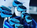 Mizuno ha anunciado el lanzamiento mundial de 1.221 juegos de Mizuno Pro 221 muscleback, en un impresionante acabado IP azul.   Los hierros, que estarán disponibles a partir de agosto de 2022, cuentan con un revestimiento azul ahumado, una férula de "icono" con banda personal exclusiva, grips MCC Teams Blue / White y una varilla DG Tour Issue S400 con etiqueta personalizada.   #almacendegolfenbogota #servigolf #tiendadegolfenbogota #almacendegolfbogota #tiendadegolfbogota #palosparagolf #mizunogolf #mizuno #fittinggolf #palosparagolf