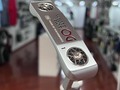 El White Hot OG One es la versión de este diseño de blade tradicional con un Crank Hosel, lo que le da a este putter una puntera colgante más adecuada para golpes con más rotación de la cara y arco. Este putter presenta el legendario inserto White Hot y está equipado con el grip de pistola Odyssey plateado.  CARACTERÍSTICAS Y BENEFICIOS  White Hot tiene el inserto de putter más icónico, más jugado y más decorado. Este nombre clásico es sinónimo de rendimiento legendario y las propiedades de diseño únicas que adoran los jugadores del Tour y los golfistas de todos los niveles.  Estableció un estándar en tecnología de insertos durante más de 20 años, y han diseñado la formulación original en White Hot OG, y el rendimiento habla por sí mismo. Esta increíble línea combina los beneficios de la tecnología de inserción de uretano de dos partes con un rico acabado plateado. Además, está disponible en la varilla de acero sin escalones de primera calidad y grip de pistola Odyssey. Con White Hot OG, obtienes una de las innovaciones de putter más famosas de todos los tiempos en un paquete moderno de ultra alto rendimiento.  Esta increíble línea combina los beneficios de la tecnología de inserción de uretano de dos partes con un rico acabado PVD plateado y un pulido fino en todas la superficie.  #odyssey #odysseygolf #putterparagolf #servigolf #almacendegolfenbogota #tiendadegolfenbogota #tiendadegolfbogota #almacendegolfbogota #palosparagolf #fittinggolf #bogotagolf #colombiagolf #golfbogota #golfcolombia