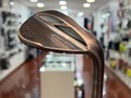 TU JUEGO SWISS-ARMIFIED ¿Cuáles son las claves de un gran juego corto? Versatilidad e imaginación. La creatividad para visualizar una variedad de tomas junto con las herramientas para llevarlas a cabo. Estos son los wedges Hi-Toe 3 de TaylorMade. Swiss-Armify tu juego con una herramienta para todos los tiros.  TOQUE AGREGADO ALREDEDOR DE LOS GREENS  Los tiros complicados alrededor del green requieren un toque hábil o un wedge ingeniosamente diseñado para sortear cualquier situación. Con líneas de puntuación de cara completa y microcostillas elevadas probadas en el Tour, Hi-Toe 3 genera un giro destacado alrededor de los greens cuando la cara se abre.  #almacendegolfbogota #servigolf #tiendadegolfbogota #taylormadegolf #fittinggolf #almacendegolfenbogota #tiendadegolfenbogota #taylormade
