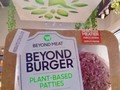 📣📣PRODUCTO NUEVO!! Nos complace presentarles Beyond Burger.  La Beyond Burger está hecha 100% de ingredientes simples de origen vegetal sin transgénicos, soya o gluten y está diseñada para atraer a la creciente base de faná de carnívoros y flexitarianos que buscan carne deli- ciosa y saciante a base de plantas sin comprometer sabor ni textura.  Es perfecta!!! #goodfood #goodmood