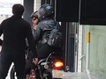 Y en Insurgentes este señor se siente dueño del carril de bicis y de la banqueta