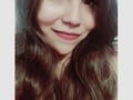 “Quiero brindar por el año que se nos fué, porque entre tantas bajas y altas, decepciones, enseñanzas y una que otra tormenta, he aprendido a quererme y a valorarme más.  Esta noche brindaré por el destino, porque me hizo caer en cuenta que no pertenezco a todo aquello que me robe la energía en lugar de sumarme paz.  También por todas y cada una de mis versiones anteriores, esas que fueron muriendo con el paso del tiempo, pero que hoy son parte importante de la persona que soy.  No tengo reclamos, ni siquiera por los ríos de lágrimas que derramé, el año estuvo lleno de cambios, tanto en lo emocional como en lo mental, y me terminé transformando en una persona más empática respecto al dolor ajeno, los duelos, la ansiedad y todos esos pesares que nos atacan de vez en cuando, y del cual no somos conscientes hasta que lo vivimos en carne propia.   Calma, que todo esto es un proceso y seguimos en el camino de transformación.. por ello solo me queda agradecer cada momento vivido y a las personas que fueron parte de ello, por ser mis más grandes maestros, aunque no lo sepan.   Brindo también por todas esas personas que por un momento pensaron que no lo lograrían, por aquellas que tuvieron más dudas que certezas, pero que, en medio de tanto caos, sacaron las fuerzas necesarias para seguir enfrentando sus propias batallas internas.   Y por último, brindo por esa nueva versión de mí que está a punto de florecer: más fuerte, más sabía y consciente de que a pesar de todos los tragos amargos que hubieron y habrán, jamás debo de renunciar a mí. Jamás!”  ¡Por un año de nuevos comienzos, lleno de estabilidad, gratitud, amor propio y salud!  🍷 ¡Feliz año 2023, salud!🍷