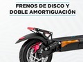 Con un sistema de doble freno de disco, y doble suspensión, en la Discovery encontrarás comodidad y seguridad para tu viaje mientras recorres la ciudad 🛴🤙 . . #SkyMotion #MovilidadElectrica #Patineta #Scooter #ElectricScooter #Patinete #PicoyPlaca #PyP #Movilidad