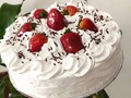 Delicioso bizcocho relleno con crema pastelera con tropezones de fresas y decorado con merengue suizo.... . . . . #valencia #naguanagua  #naguanaguaDelivery  #tortadecumpleaños  #tortasdecumpleaños  #cakelove  #cakeporn