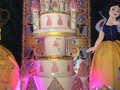 Hermoso torta con motivo de castillo de princesas de Disney.