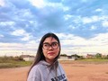 Hola 🫶🏼✨ desde hace unas semanas hay mucha gente nueva por aquí, eso me asusta más que emocionarme 🤭 pero me entusiasma saber que han llegado a este espacito intenso, rosa y lleno de fe.  ¡Bienvenidos todos! ❤️ Les doy un breve resumen para que sepan un poquito de qué va todo esto:  🇻🇪 Me llamo Annella, pero muchos me dicen Ann. Vivo en Venezuela y tengo 25 años.  🎙️Soy periodista, con especialidad en Marketing y Emprendimiento. Llevo 6 años creando contenido para empresas, marcas y profesionales de servicio. Desde 2019 acompaño a emprendedoras a dar sus primeros pasos y en 2020 lancé mi programa de formación: Aterriza Tus Ideas.  ❤️‍🔥Nací en un hogar cristiano y a lo largo de mi vida he podido conocer a Cristo de una manera muy personal, más allá de saber de Él desde muy niña, he visto su mano en mi vida, como me ha transformado y ha restaurado mi corazón roto. Soy una cristiana en mejora contínua.  🌿Hace un año entré en un bucle de ansiedad y burnout por estrés y desorden en muchas áreas de mi vida. Así que decidí tomarme un año sabático, en el que me replanteé muchas cosas, incluso abandonar @jevitasintensas, pero entendí que esto que nació desde las ganas de escribir un blog, se ha convertido en mi ministerio y en lo que Dios quiere que haga.  ✨ Así nació mi podcast @intensidadesydudas en el que exploro en mi vida, mi fe, mis primeros años de adultez, mi trabajo y todo aquello que pasa por mi mente.  🧠 Actualmente trabajo en el área de Marketing y Ventas de una empresa, sirvo en mi iglesia local (que eso me salvó la vida después les cuento) y me dedico a crear contenido y colaborar con marcas.  🫶🏼Mi intención es acompañar a más mujeres a vivir una vida ligera, creativa e intencional, para transformarse a ellas mismas y a su entorno.  Me alegra un montón que estés aquí 🌸✨🙌🏼 gracias por acompañarme, leerme y hasta escucharme.  Ann❤️