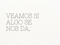 Sostener esa mano se sintió como dicen que se siente. Uno pasa la vida presentándose con personas, pero son pocas las veces que un roce de manos se siente como electricidad.  Esa noche yo la sentí. No me pregunten qué hubo distinto, hay cosas que uno siente y ya.  No había gran razón para presentarnos, yo era la estrella de Iván, mi productor. Hacia más de lo que me tocaba y en ese momento era su pupila talentosa, así que con orgullo siempre me presentaba a todos y entre ellos, estaba Andrés.  Después de unas sonrisas pro, me ofrecí a acompañarlo para hacer un recorrido por el lugar. Caminábamos por el salón mientras sonaba La Terraza de Caramelos de Cianuro, siempre he sido muy de Rock and MAU, así que no pudo sonar mejor playlist, aunque con el tiempo entendí que la letra fue una premonición.  Hablamos toda la noche. A mí que me encanta sacar conversación y él que siempre tenía algo bueno para decir.  Recuerdo lo rápido que coincidimos entre risas.  Recuerdo como tomó esa rosa y me la regaló en un coqueteo fugaz. Pasaron años para dignarme a sacar la rosa del congelador y finalmente botarla.  Recuerdo mirarlo y decir "¿qué estoy haciendo aquí? "¿Y este quién es?". Pero lo veía y sentía que lo conocía desde siempre. Como si nos estuviésemos esperando.  Él era como cuando suena esa canción que te eriza la piel y sabes que debes bailarla.  Pasaron horas hasta que miré el celular y ya venían por mi. Le comenté y gentilmente me sugirió "si quieres te llevo".  Pero no. Era bueno conversando, pero yo no lo conocía.  - Ya vienen por mí - logré decir.  Nos despedimos. Me estrechó la mano, me llevó hacia él, un beso en la mejilla y ahí estaba ese perfume. No me había equivocado, iba a ser difícil de olvidar.  ¿Nos volveríamos a encontrar?  Continuará...🌱 ------------------------------ ⭐ Busca la primera parte en mi perfil.