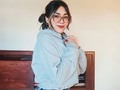 Los 26 me han traído una nueva forma de ver la vida. He crecido y lo noto cuando me doy cuenta que no acepto estar rodeada de conflictos innecesarios o estrés imprecisos.  Me doy cuenta que he crecido, porque no me interesa ser alguien que no soy. Quiero honestidad, quiero transparencia, quiero ser yo misma y me gusta ser quién soy.  Me gusta lo que veo en el espejo cada vez que me miro. Me gusta mi cabecita loca e inteligente.  Me gusta mi corazón frágil e incierto. Y mi espíritu que me alerta cuando estoy haciendo lo que no debería.  Me gusto cuando hablo, cuando rio, cuando me molesto, hasta cuando estoy triste me gusta, porque entonces presto atención a lo que no quiero más.  Me gusta la cotidianidad. Estar en mi casita en Las Nubes. Estar rodeada de gente feliz y agradecida.  Pasé mucho tiempo queriendo esto. Tener seguidores, que la gente me leyera, que yo les gustara.  Pero aunque tengo lo que una vez quise, cada vez me genera menos placer.  Y más placer me da lo secreto. Mi vida con Jesús.  No sé si es la edad o que todo lo que he vivido me ha traído hasta aquí. Pero sí sé algo: si algo o alguien no cumple con lo que me gusta, ya no me da miedo ni culpa decirle que NO. 🌱🤍✨  Ann.