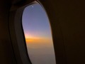 •Dios y sus detalles⭐️🫀⭐️.  Este Post significa mucho para mi. Dios sabe lo mucho que amo los amaneceres y las noches estrelladas así que él decidió ser especial conmigo.  Había tomado muchos vuelos ✈️ pero nunca uno como ese. 14 de marzo a eso de las 6 am estaba hablando con Dios y cuando vi a la ventana había estrellas por todo lados✨, nunca había visto una noche tan estrella, tan bella y tan cerca.  Fue demasiado hermoso, estaba desbordando de felicidad y para terminar me regaló un hermoso amanecer🌤️.  (No pude tomar foto a las estrellas, mi celular no da tanto 😅).   . . . . . . . . . . . . #jesuseselcamino #jesusesdios #salvoporgracia #cristianos #love #amordejesus