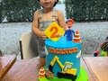 Así celebramos los 2 años de nuestro pequeño gran amor. Con una maravillosa torta de @azukita_cakes que lo hizo suspiran de la emoción, como ven fue de Blippi su personaje favorito en la actualidad😍❤️.   Un día lleno de risas, recuerdos y alegrías!!!   Gracias a todos por tanto amor para Emanuel, y gracias a ti @azukita_cakes por tu cariño genuino y especial! #soymotivador