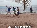 ⚠️ ALERTA ⚠️  No suelo subir contenido de este tipo a mis redes sociales, pero me gustaría contar lo que nos pasó hoy.   Hoy nuestro equipo @fcquisqueya decidimos que la práctica de nuestros chicos se haría "playa de NAJAYO" pues resulta que hoy mientras practicabamos fútbol playa unos de nuestros chicos se cae y ve que hay algo verde enterrado en la arena que se veía muy poco, él se para a recoger lo que ya sabemos que era un cristal enterrado de una cerveza. Pues cuando el chico saca ese pedacito que se veía resulta que no solo estaba ese pedazo de cristal, si no estaba casi una botella grande completa, totalmente rota como pueden ver en las fotos, y no solo era en ese espacio si no que toda la playa estaba llena de cristal de cerveza.   Y la verdad eso me causó mucho coraje, porqué cómo es posible que en una playa donde van miles de personas y NIÑOS . Pasen ese tipo de situaciones. ¿Ustedes se imaginan que hubiese ocurrido si uno de mis chicos cae en esa botella rota?   Y realmente no se que hace el Gobierno para solucionar eso ( @turismord @alcaldiascrd @gobernacionsc_ ) y no solo la culpa es de ellos, como es posible que hayan más 500,000 negocios de bebidas y no son capaces de limpiar el área de la arena que son el espacio donde ellos se benefician y que hay que cuidarlos. El simple hecho de obligar a esos comerciantes a limpiar todo los alrededores de la playa dia tras día y el que no pueda mantener esas norma simplemente se le quita tener el privilegio de tener un establecimiento en un lugar tan hermoso como son nuestras playas.  Espero que esto llegue a las personas correctas y que cuando podamos tener la oportunidad de ir nuevamente a la playa veamos un cambio.   #LimpiemosLasPlayas.   @puracasilla @davidcolladom @luisabinader @josemontasd @gustavolarasc @franklinrod77