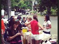 Trabajando y trabajando para cumplir los domicilios de la hamburguesada de Premios Hétores