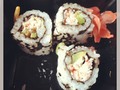 Comiendo sushi de cumpleaños ... Una se las cosas que mas me gustan.