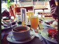 Almorzando en familia.