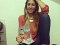 Y mi hermano me capta en mi tiempito de descanso mientras leo la edición de este mes de @Vogue . #relax #happyday
