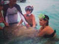 Una de las mejores experiencias. Parecía una niña chiquita cargando las mantarrallas.... Además pude ver diferentes especies de peces y anguilas. Lo mejor. #summer #acuario