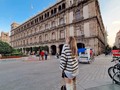 CDMX eres tan increíble 😍… llena de arte, cultura, arquitectura, gente linda, comida deliciosa.   Qué rico tener esta oportunidad de disfrutar juntos como familia y conocer Ciudad de México.  🏛Lugares visitados en las fotos:  •Zócalo, Centro Histórico CDMX •Palacio de Bellas Artes •Barrio chino   _____________ #cdmx #travel #family #familyvacation #mexico #ootd