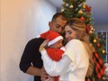 🎄Feliz Navidad de la familia Cruz Quintero ✨  Esta Navidad fue muy diferente… esta vez lo confieso (lloré mucho cuando escuchaba la música navideña de mi país 🇨🇴, recordando los momentos cuando estaba pequeña y abría los regalos con mis padres 😪… ) Jamás me había sucedido ese sentimiento, porque llevaba tantos años viviendo en varios países aferrándome a otras cosas que me distraían de ese sentimiento, pero ahora que tengo hijos y ese hogar que había soñado, me hizo viajar a mi pasado de mis hermosas navidades en mi hermosa ciudad de Medellín con mi precioso papá y mi maravillosa mamá y el travieso de mi hermano.  Y fue cuando entendí: la Navidad realmente es valorar, dar gracias a Dios y a la vida por la familia y esas personas que te regalan momentos que nada ni nadie los va a reemplazar porque son únicos y maravillosos ❤️🎄   No se trata de los regalos costosos, o de quien se compró el mejor outfit o de quien compro mejor regalo… se trata de VOLVER y RECORDAR lo bello que tenemos ahí y que sigue estando ahí que es la FAMILIA 👨‍👩‍👦‍👦❤️🙏🏻  Feliz Navidad 🎁