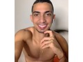 El hecho de que sonría no quiere decir que no tenga miedo de algunas cosas pues me a tocado caminar solo sin tener quien me defienda solo por bondad... ETERNAMENTE agradecido con DIOS.