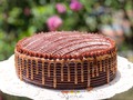 No es que necesitemos una excusa! Por aquí celebramos el Día del Chocolate con esta Torta Triple Chocolate con Salted Caramel! 🍫 ⠀  #Sucre #Sucré #Caracas #Postres #Dulces #Rico #Encargo #Pedido #Sweets #Dulce #HechoEnVenezuela #TortaDeChocolate #SaltedCaramel #HappyChocolateDay #Chocolate #Cake #Cake #Torta