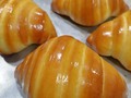 CACHITOOOOOOOO.......!  Está belleza no es un croissant, es un cachito, doradito por fuera, con una textura extremadamente suave tanto por dentro como por fuera y un sabor inigualable a mantequilla.