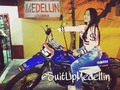 Las mamacitas prefieren las motos 😍 #SuitUpMedellin Fotos al #Direct sólo se reciben buenas cosas 🔫 #azul #blue #yamaha #yamahadt #bikergirl #perfectbody #girl #dt #stuntgirl #dt125 #dt175 #dt200 #lamejoryamaha #motosparatodalavida #rosada #dope #style #colombia_bikes #luxury #luxurymedellin #perfecta #classic #money #dinero #luxurycolombia #dope #luxurybikes #like #bikelife