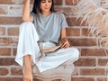 Cómo te vistes para estos días en casa? Nuestra nueva colección CASA PARAISO es ideal para estar cómoda y perfecta y para esas reuniones virtuales. Tshirt disponible en blanco, gris y negro $45.509 / pantalón tipo lino con ajuste en cintura disponible en blanco y beige $139.900 Compra en, WhatsApp y DM #outfitencasa #diasdecuarentena #cuarentenaconlanuba #tshirt #camiseta #pantalones #lanubabasicos