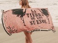 La temporada de sol está aquí. Amamos los vestidos de baño, pero nos gustan más con un pareo que les haga juego. Prepárate para tus vacaciones con este práctico pareo $140.000 Adornado con pompones y con un hermoso estampado, lo hace perfecto para tus dias de playa. Encuentra el complemento en  . . . #ropadeplaya #resortwear #salidadebaño #pareo #vestidosdebañocolombianos #vestidosdebaño #bikinidays👙 #bikinis
