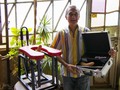 Este abuelito es el inventor de máquinas sexuales más famoso de Argentina