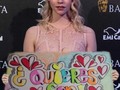 Muchá 😳 anyataylorjoy me sorprendió hoy 🥰 le dije que si quiero escribir una historia a su lado.