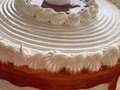 La siempre emblemática torta María Luisa es de mis favoritas.  Un suave bizcocho en capas rellenas de mermelada de guayaba (casera, hecha por mi) y decorada con merengue.  Una combinación sutil, dulce y como la definió Don Armando Scannone:   " Una torta mantuana con especial acento caraqueño."  ¿Cómo no quererla si forma parte de nuestras tradiciones?  Yo amo prepararla 💛💙♥️  #tantedianalafee #postresvenezolanos #tortamarialuisa #Guayaba #guaba #postresconfrutas #Postres #tortas #ppstresdeliciosos #Cakes