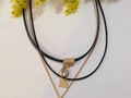 ✨Chokers triples✨ 🍭$15.000🍭 🖤Recuerda que los collares en fantasía no se pueden mojar, cuidarlos de perfumes y cremas🖤 . . . . . #liluaccesories #elefantes #chokerscuero #chokers #murano #emprendimiento