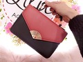 🌸Bolso bicolor🌸 💸$50.000💸 🌸Material sintético 🌸Asa removible  . . . . . . #liluaccesoriesstore #bolsosdama #bolsosrojos #regalosenbogota #regalosparamujeres #ᴄᴏᴍᴘʀᴀsᴏɴʟɪɴᴇ #mujeresbonitas #mujereslindas#bolsosdetendencia #bolsosdemoda #bolsosgrandes