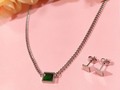 🌸 Collar Cristal verde🌸 ✨ Acero inoxidable ✨ 💸$28.000💸 . . . . . . . #mujereslindas #candongas #bisuteriabogota #mujeresbogotanas #bisuteriaenacero #bisuteriafina #joyeriaenacero #bogota #mujer #accesoriosbogota #joyascolombia #accesorioscolombia #regalosenbogota #aretesmedellin #acerorodinado