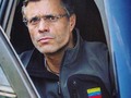 “*Leopoldo López*: Han destrozado mi vida, mi juventud, mi presente, el futuro de mis 3 hijas. Han hecho sufrir a mi familia. A mi esposa. Roban mi casa. Destruyen mis sueños. Mis recuerdos.  Me llaman cobarde. Y resisti 5 años una tortura mental y física sin piedad.  Y quieren que hoy me sienta derrotado cuando por fin volví a sentir la brisa de mi caracas. Sentí el frío del avila. Están muy equivocados. Apenas comienza mi lucha. Me siento más fuerte que nunca. Y no me voy a ir de mi país. Aquí me quedó. Aquí van a estudiar mis hijos. Aquí seré abuelo. Pero lograré junto a Juan Guaido y todo el pueblo de Venezuela liberarnos de este yugo corrupto. Asesino. Enfermo. Que hoy sólo tienen el poder de la represión y las armas para intimidar.  Pueblo de Venezuela. Se que tienen miedo. Que por momentos se sienten derrotados. Que no saben cual camino tomar. Bueno; el único camino es la lucha. Seguir intentandolo. Seguir golpeando esa pared que nos impide ver nuestro futuro. De corazón se los pido: Sigamos la lucha. Hablemos sin miedo. Gritemos la verdad. Este país es nuestro. Rescatemos lo que nos pertenece. Yo confío en mi pueblo. Los buenos somos más.  Vamos a triunfar.”