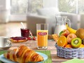 Petit déjeuner de fête : café, jus d’orange