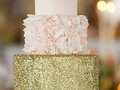 Un pastel dorado es el complemento perfecto para un dia especial como lo es tu boda  #noviasfelices #tgnovias #repostería #pastelesdeboda #tudíaespecial
